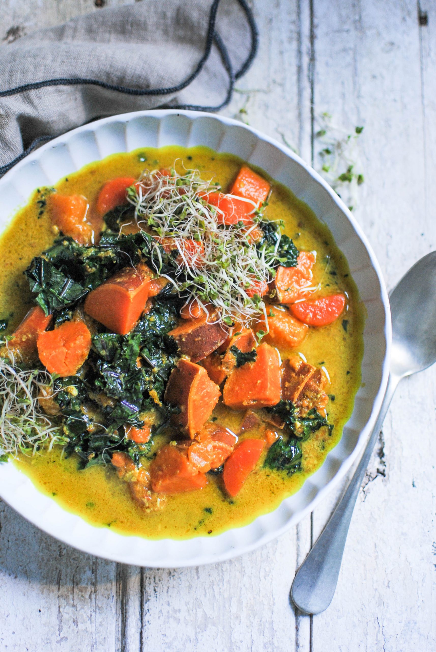 super flavouful and easy curry soup with seasonal ingredients like sweet potato, kale, carrot and pumpkin